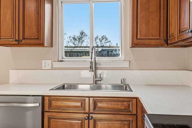 6121 Greenfield Ln, Stockton, CA 95207