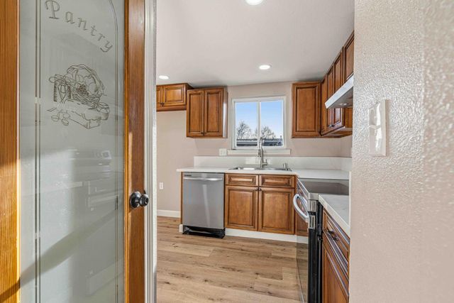 6121 Greenfield Ln, Stockton, CA 95207