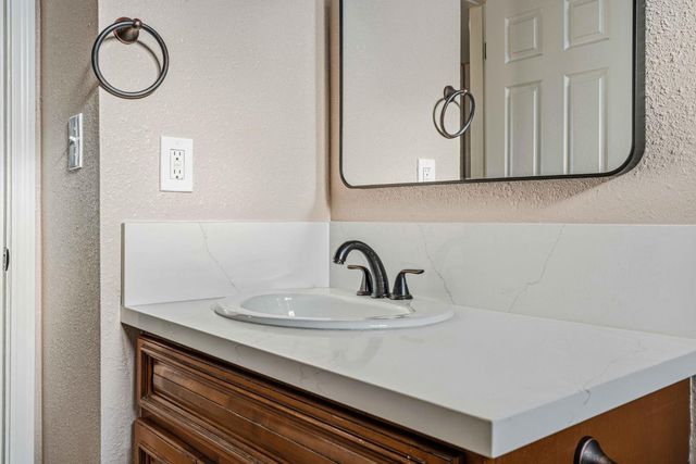 6121 Greenfield Ln, Stockton, CA 95207