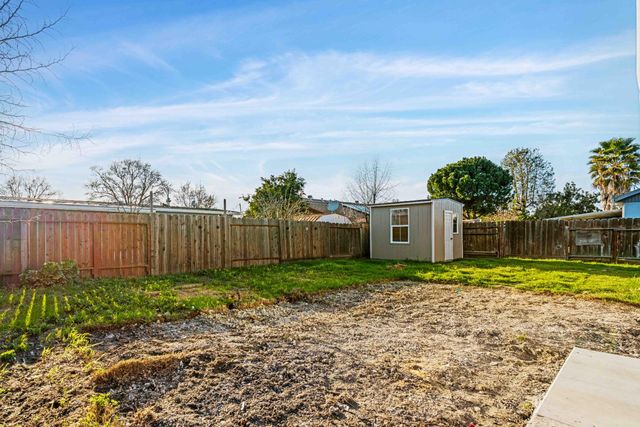 6121 Greenfield Ln, Stockton, CA 95207