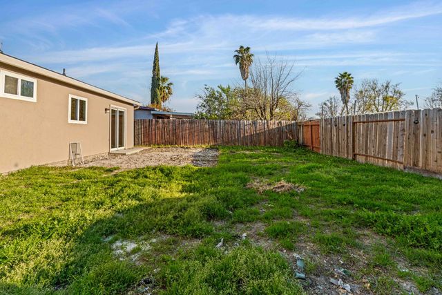 6121 Greenfield Ln, Stockton, CA 95207