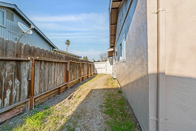 6121 Greenfield Ln, Stockton, CA 95207