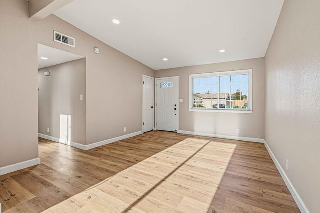 6121 Greenfield Ln, Stockton, CA 95207