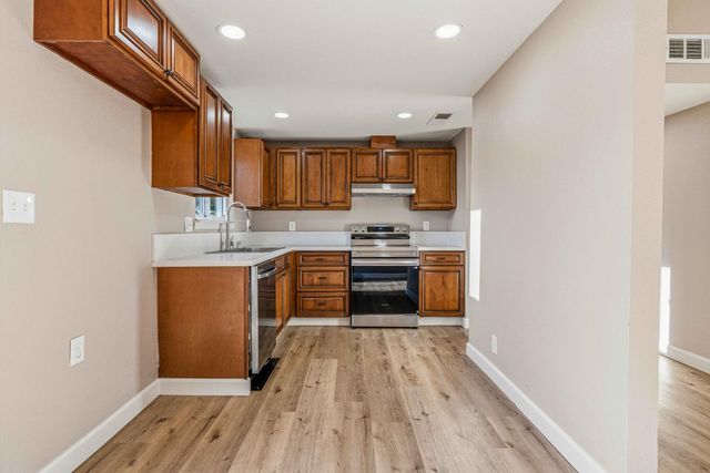 6121 Greenfield Ln, Stockton, CA 95207