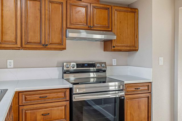 6121 Greenfield Ln, Stockton, CA 95207