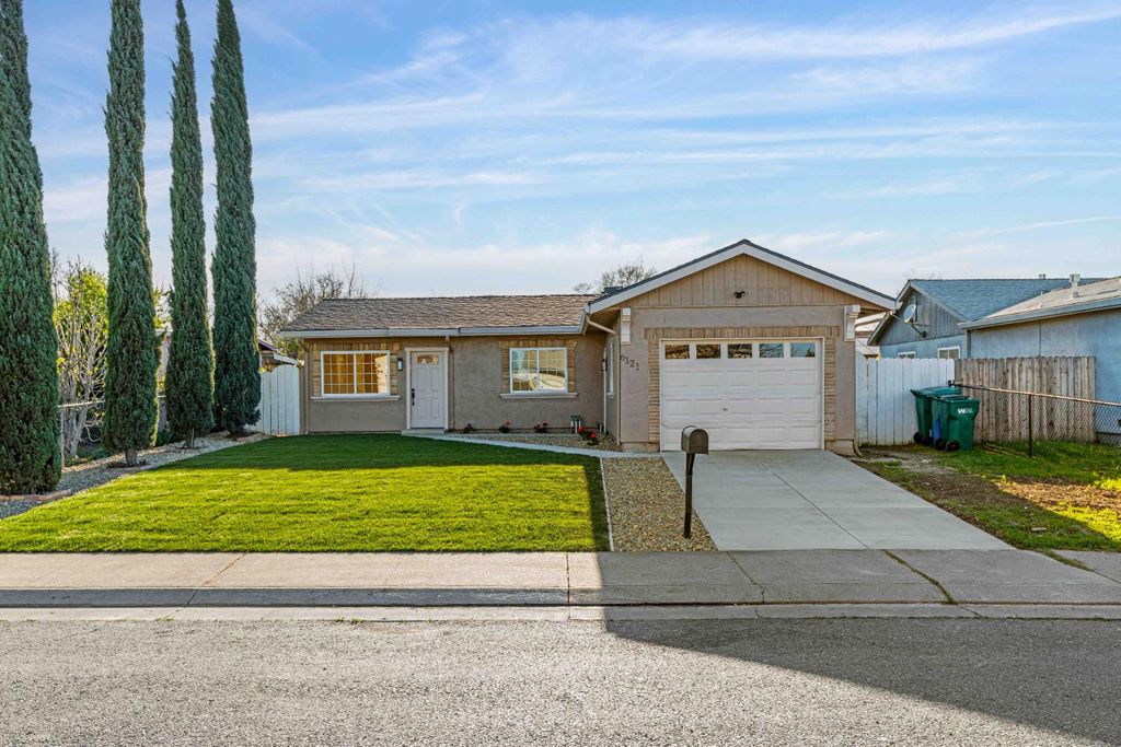 6121 Greenfield Ln, Stockton, CA 95207