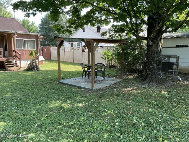 1212 Jones St, Athens, TN 37303
