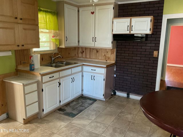 1212 Jones St, Athens, TN 37303