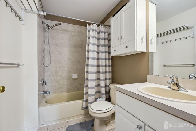 28 Forest Drive, Piscataway, NJ 08854