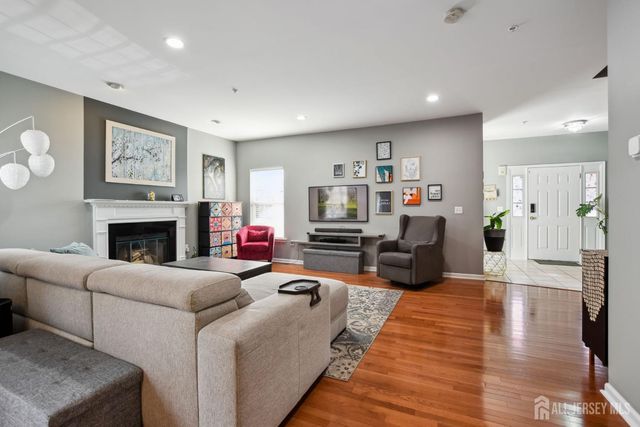 28 Forest Drive, Piscataway, NJ 08854