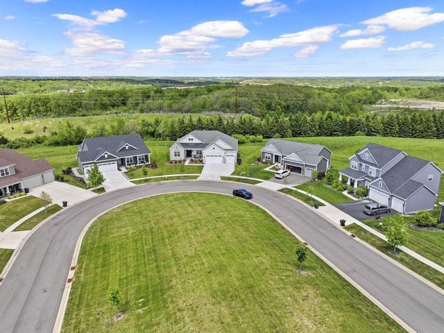 1740 Stonemill CIRCLE, Lake Geneva, WI 53147