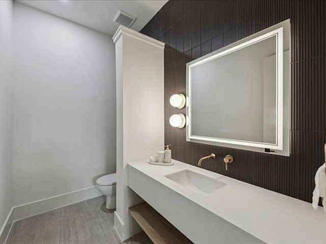 3975 W Alabama Street, Houston, TX 77027