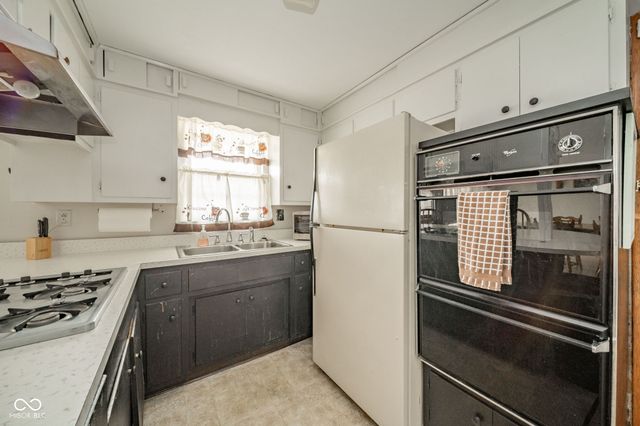 1920 E 49th Street, Anderson, IN 46013