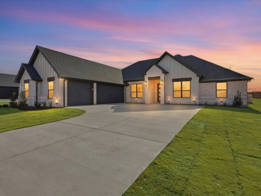 2152 Middlewood Circle, Granbury, TX 76049