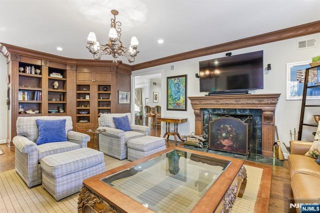 4 Fordham Road, Livingston, NJ 07039