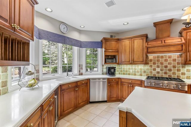 4 Fordham Road, Livingston, NJ 07039