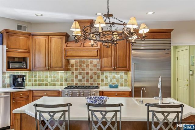 4 Fordham Road, Livingston, NJ 07039