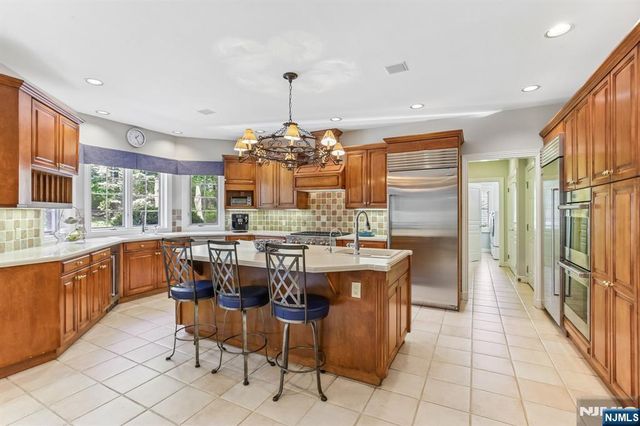 4 Fordham Road, Livingston, NJ 07039