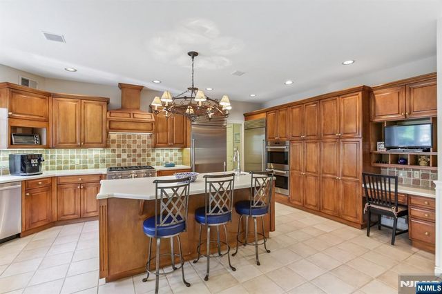 4 Fordham Road, Livingston, NJ 07039
