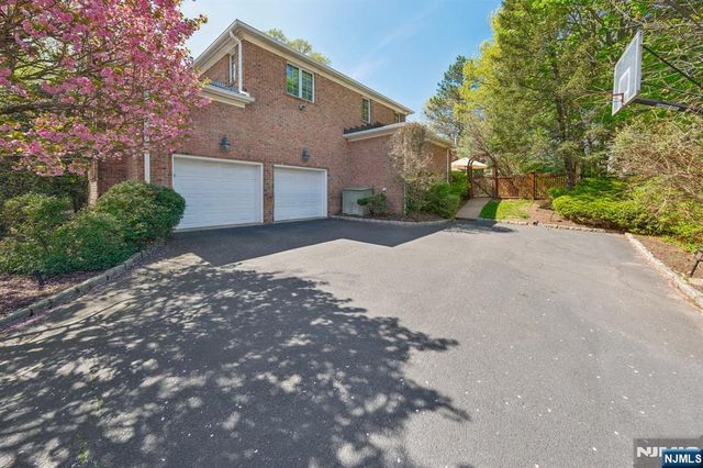 4 Fordham Road, Livingston, NJ 07039