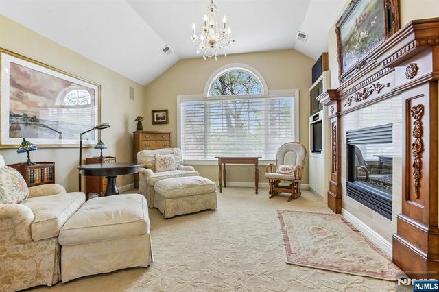 4 Fordham Road, Livingston, NJ 07039