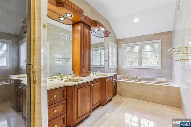 4 Fordham Road, Livingston, NJ 07039