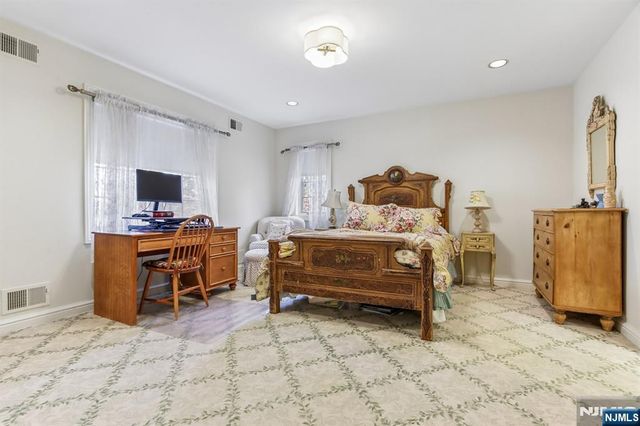 4 Fordham Road, Livingston, NJ 07039
