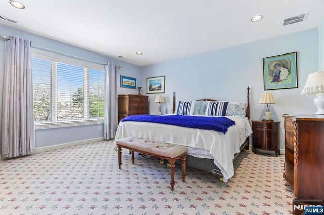 4 Fordham Road, Livingston, NJ 07039