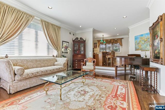 4 Fordham Road, Livingston, NJ 07039