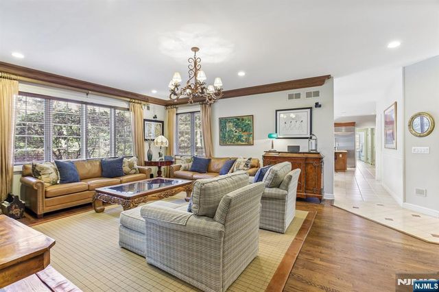 4 Fordham Road, Livingston, NJ 07039