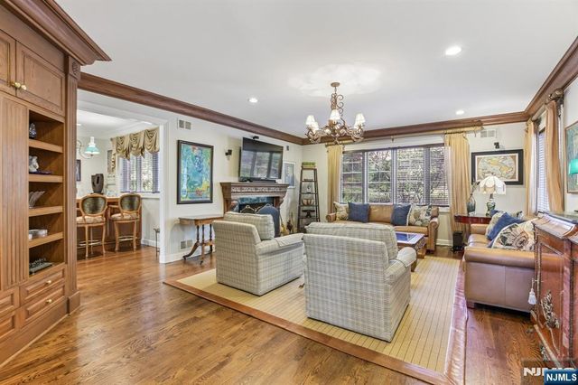 4 Fordham Road, Livingston, NJ 07039