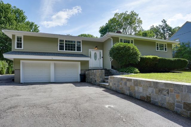 31 Lakeshore Dr, Hudson, MA 01749