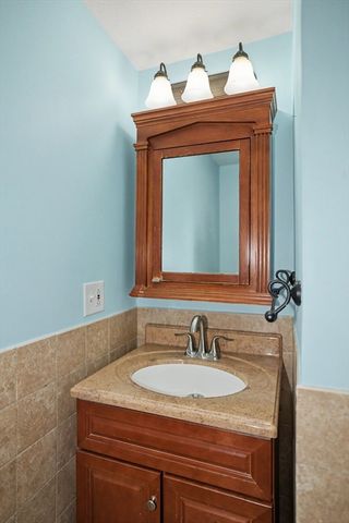 31 Lakeshore Dr, Hudson, MA 01749