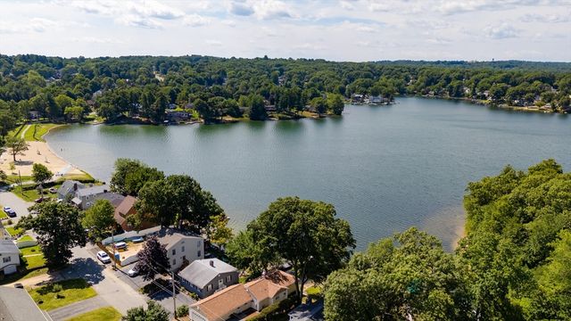 31 Lakeshore Dr, Hudson, MA 01749