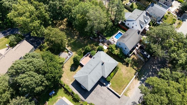 31 Lakeshore Dr, Hudson, MA 01749