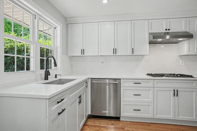 31 Lakeshore Dr, Hudson, MA 01749