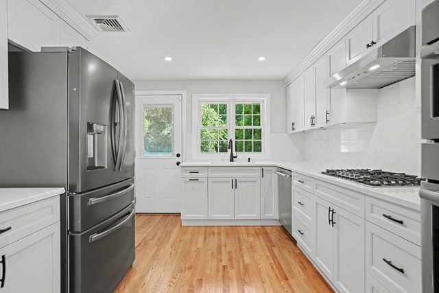 31 Lakeshore Dr, Hudson, MA 01749