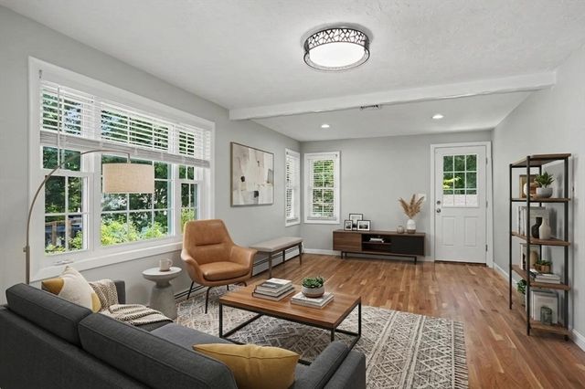 31 Lakeshore Dr, Hudson, MA 01749