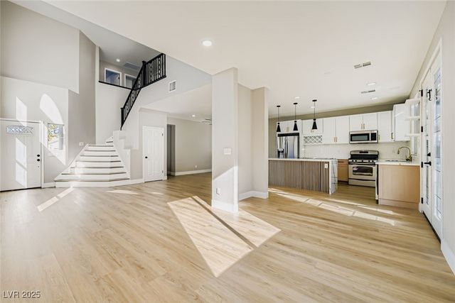 8553 Lost Gold Avenue, Las Vegas, NV 89129