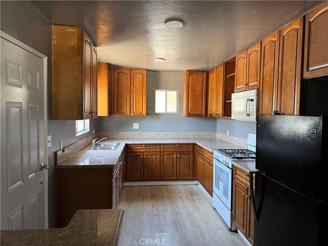 1030 W Latham, Hemet, CA 92543