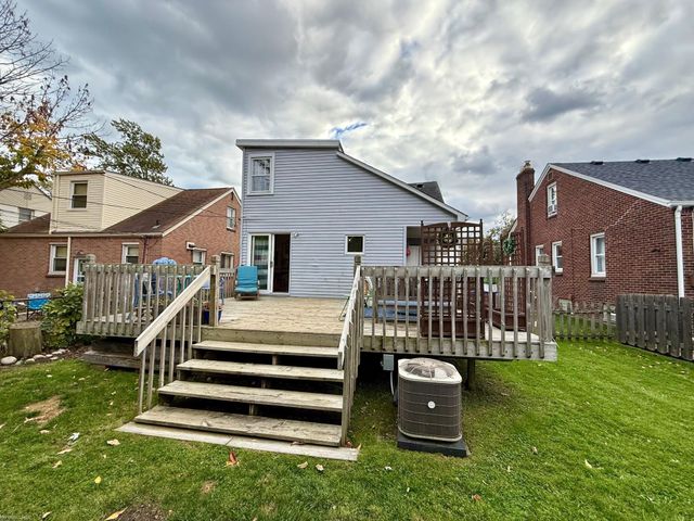 1552 Brys Drive, Grosse Pointe Woods, MI 48236