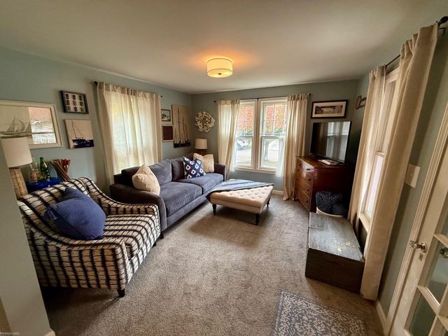 1552 Brys Drive, Grosse Pointe Woods, MI 48236