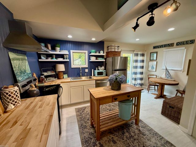 1552 Brys Drive, Grosse Pointe Woods, MI 48236