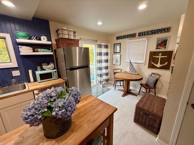 1552 Brys Drive, Grosse Pointe Woods, MI 48236