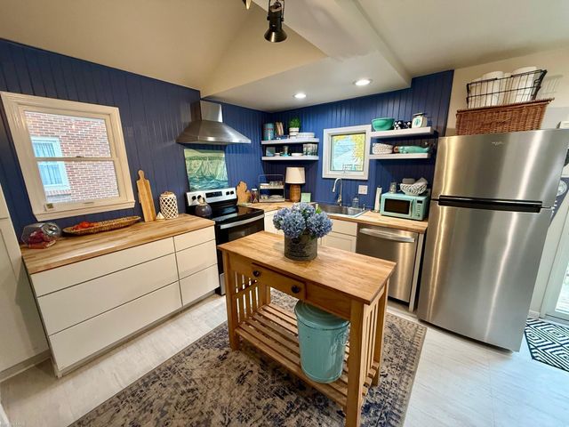 1552 Brys Drive, Grosse Pointe Woods, MI 48236