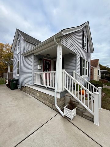 1552 Brys Drive, Grosse Pointe Woods, MI 48236