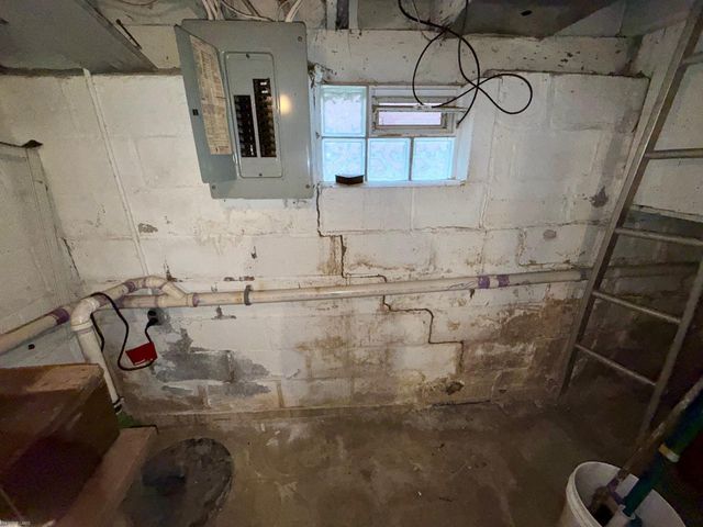 1552 Brys Drive, Grosse Pointe Woods, MI 48236