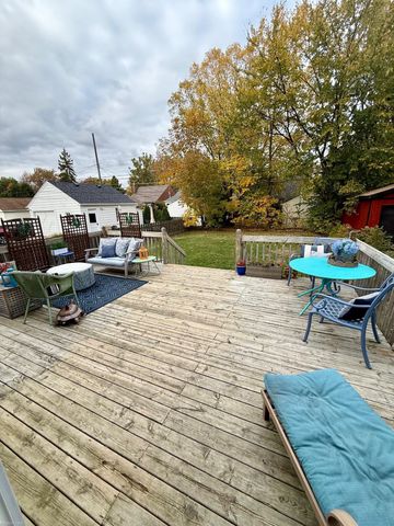 1552 Brys Drive, Grosse Pointe Woods, MI 48236