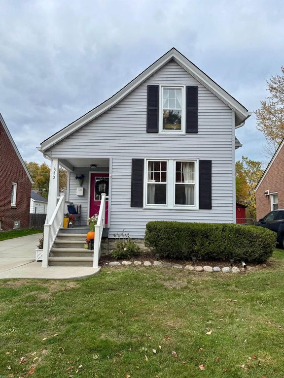 1552 Brys Drive, Grosse Pointe Woods, MI 48236