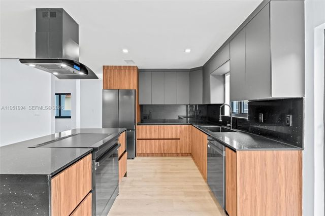 7472 NW 167th St, Hialeah, FL 33015